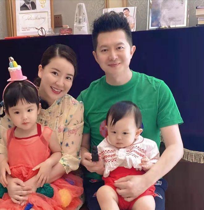 央视主持红果果晒自家豪宅，40岁儿女双全仍美貌
