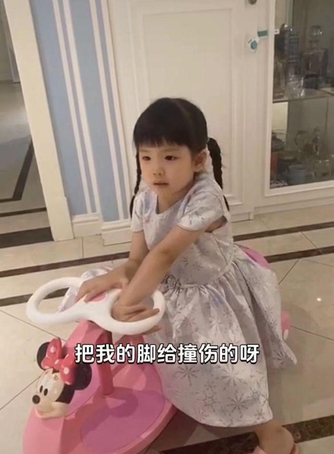 央视主持红果果晒自家豪宅，40岁儿女双全仍美貌