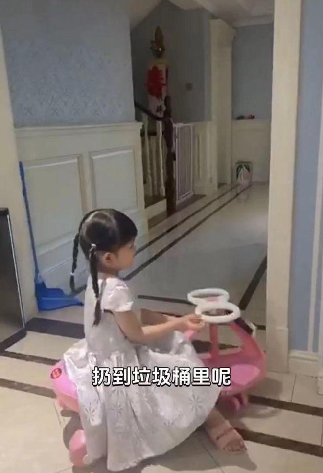 央视主持红果果晒自家豪宅，40岁儿女双全仍美貌