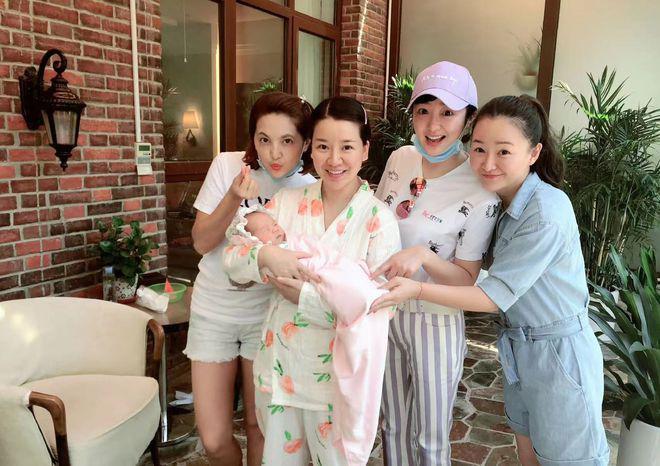 央视主持红果果晒自家豪宅，40岁儿女双全仍美貌