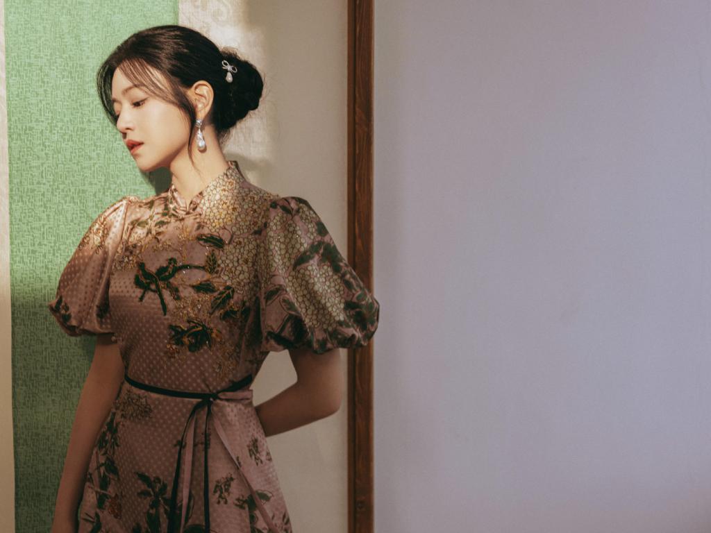 陈妍希国风造型温柔迷人 光影下侧颜精致