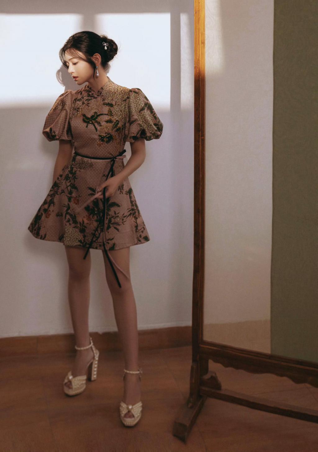 陈妍希国风造型温柔迷人 光影下侧颜精致