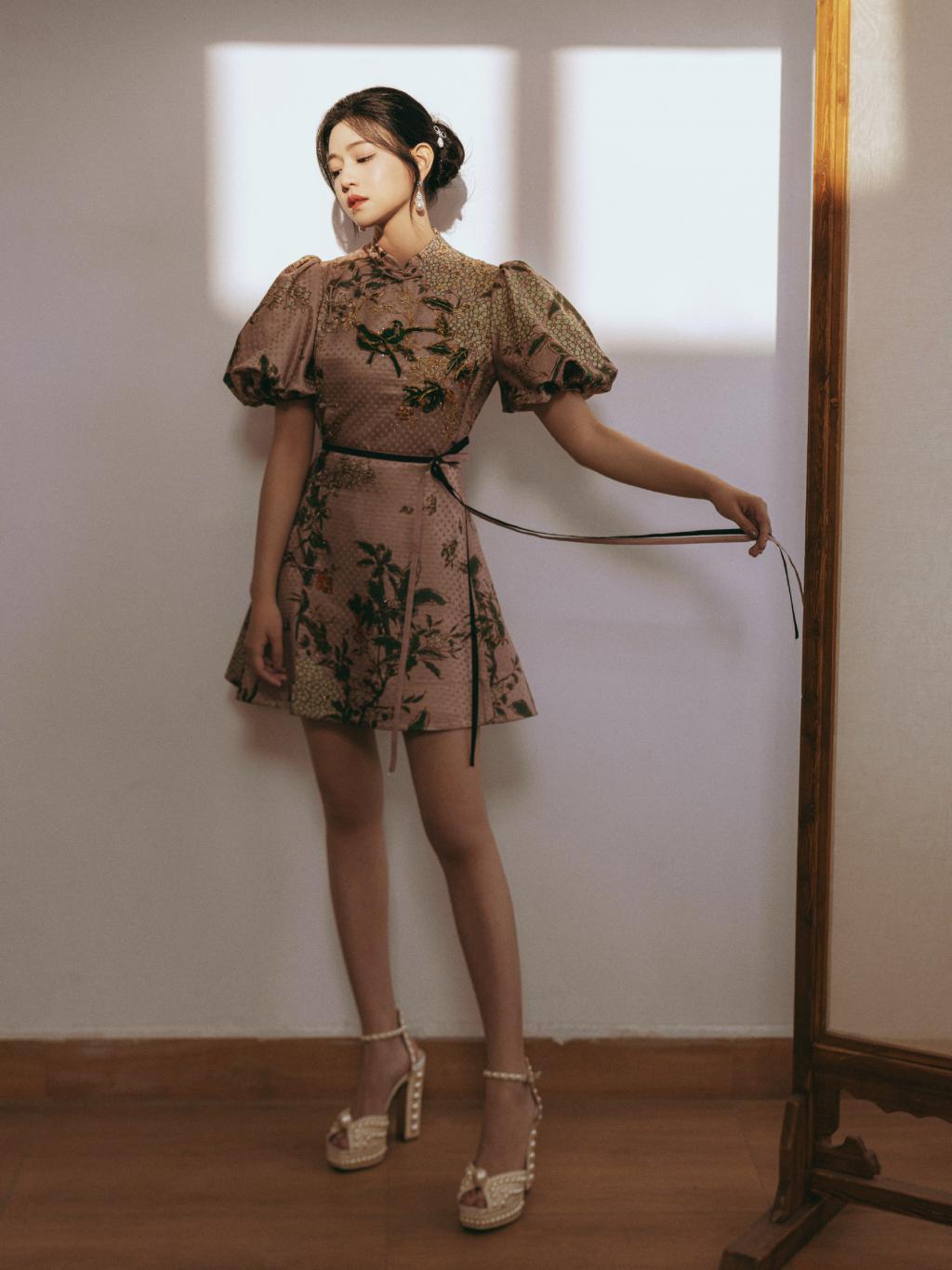 陈妍希国风造型温柔迷人 光影下侧颜精致