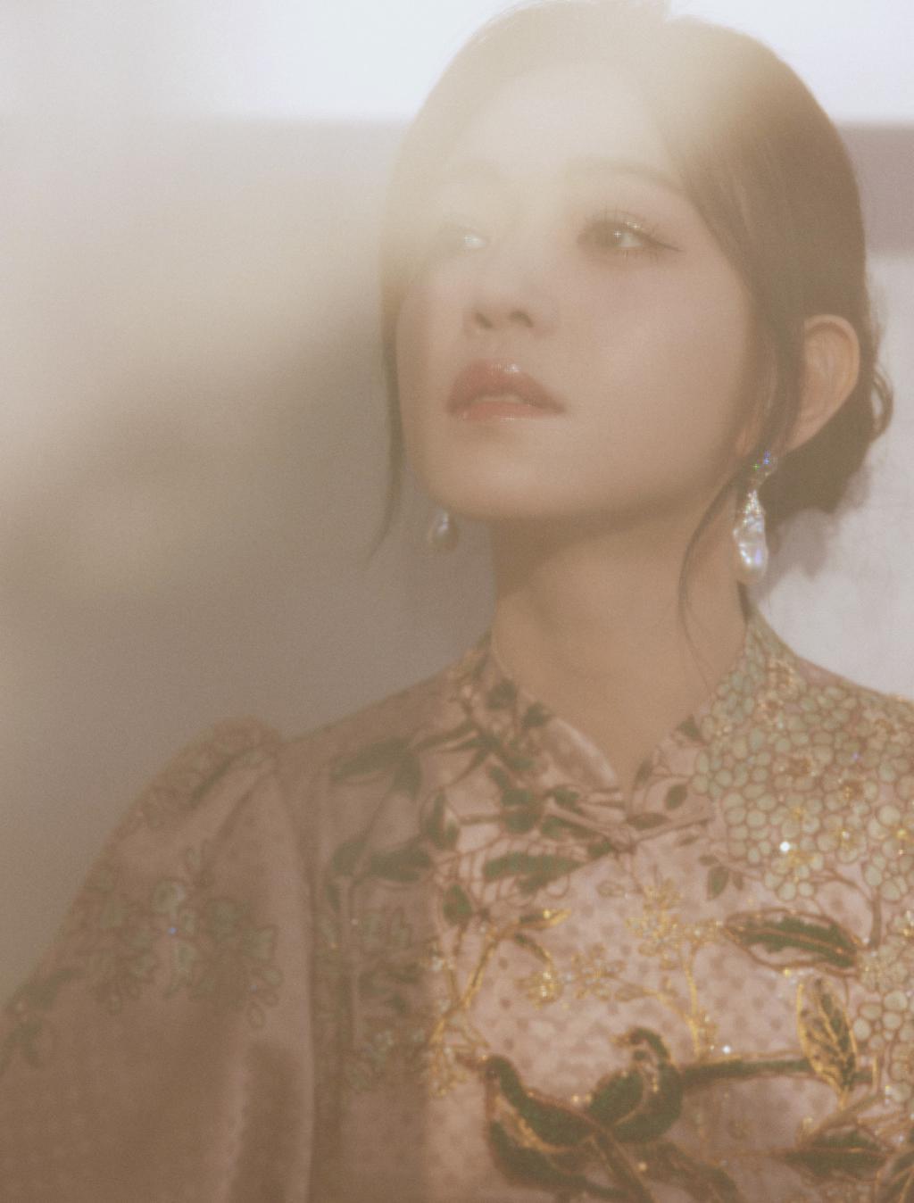 陈妍希国风造型温柔迷人 光影下侧颜精致