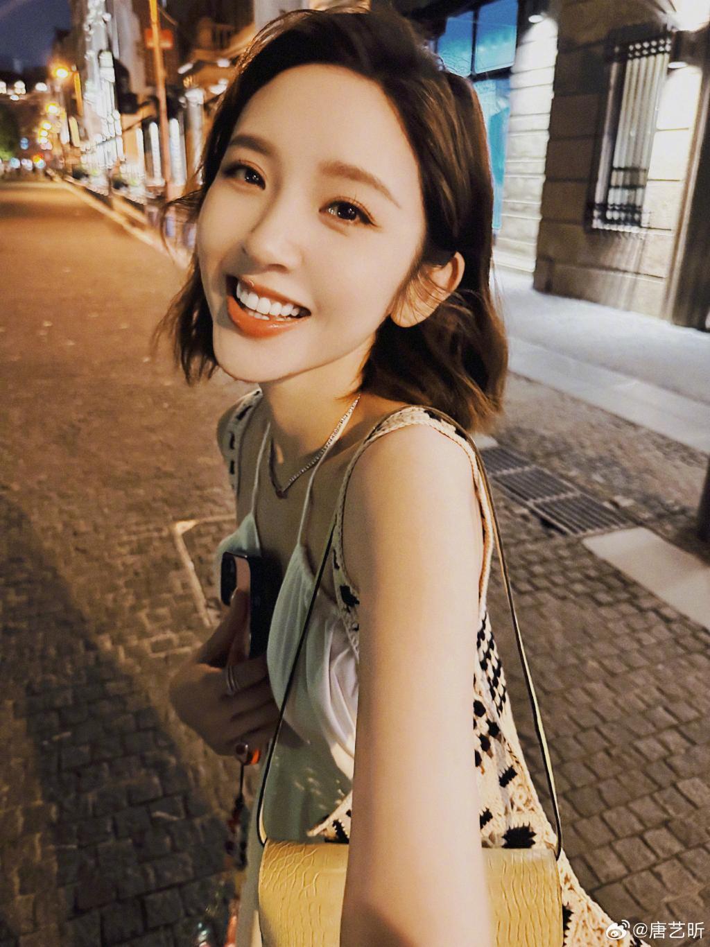 唐艺昕晒夜景美照 穿吊带裙开心比耶