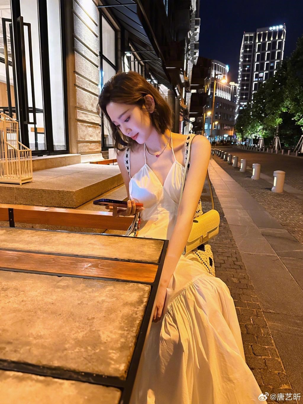 唐艺昕晒夜景美照 穿吊带裙开心比耶