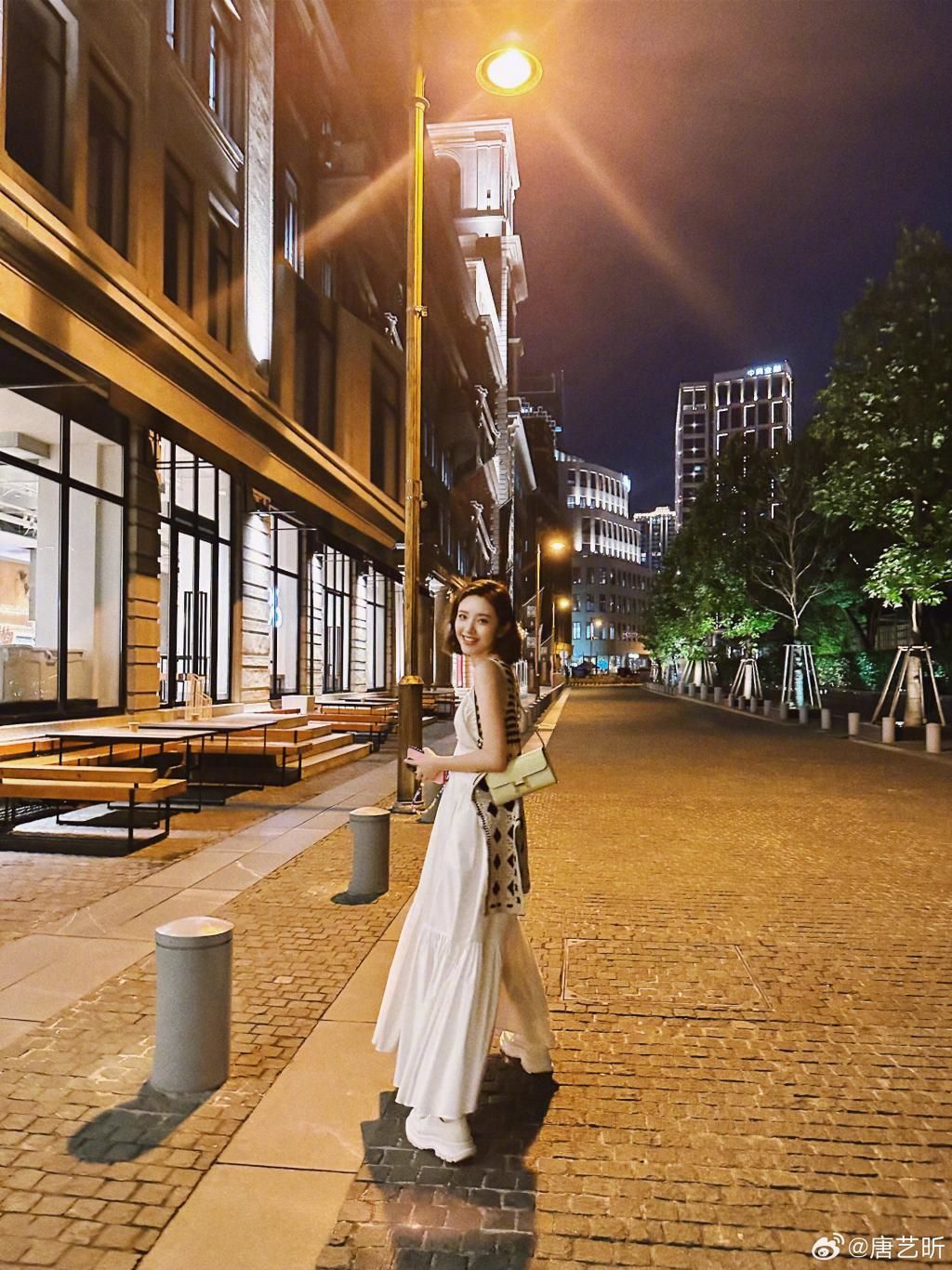 唐艺昕晒夜景美照 穿吊带裙开心比耶