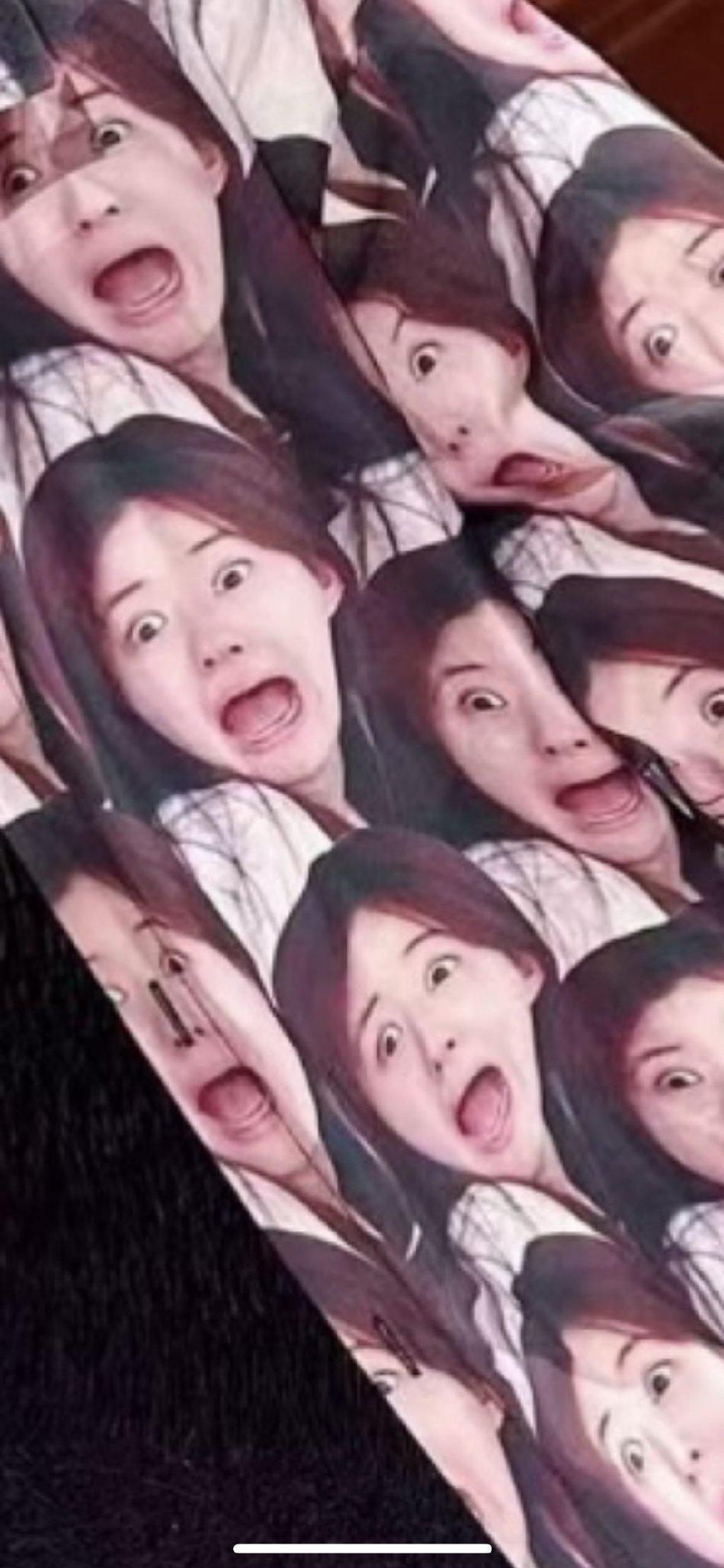 赵露思衬衫印满自己表情包 手拿鸡腿合照呆萌可爱