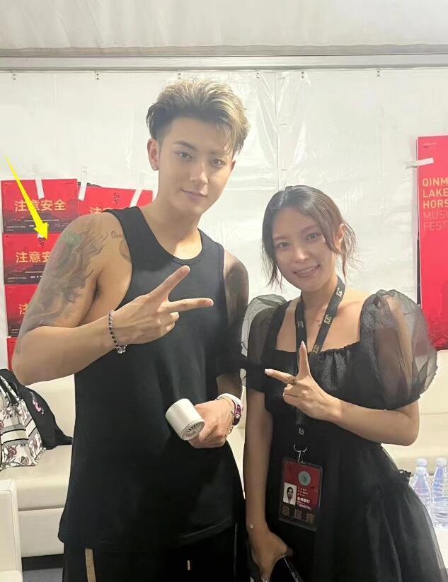 黄子韬徐艺洋现身马尔代夫 两人穿情侣装头发凌乱