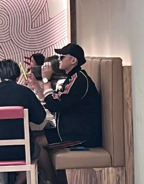 黄子韬徐艺洋现身马尔代夫 两人穿情侣装头发凌乱