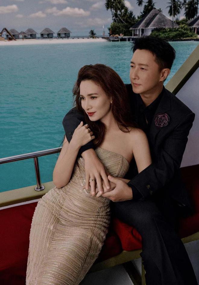 卢靖姗晒海边泳装照腰细臀翘 与韩庚国外度假超甜
