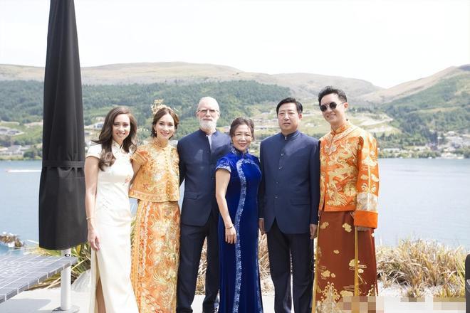 卢靖姗晒海边泳装照腰细臀翘 与韩庚国外度假超甜
