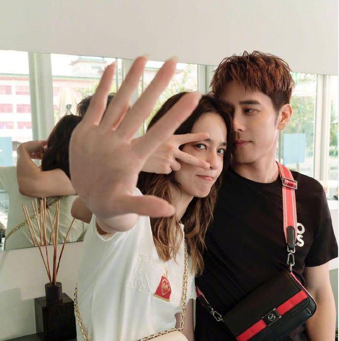 娱乐圈再传喜讯！明星情侣领证结婚，恋爱长跑9年