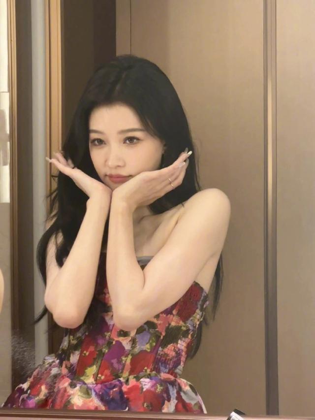 孙怡分享四宫格live图 穿抹胸裙对镜摆pose托腮甜笑