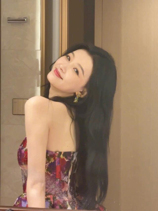 孙怡分享四宫格live图 穿抹胸裙对镜摆pose托腮甜笑