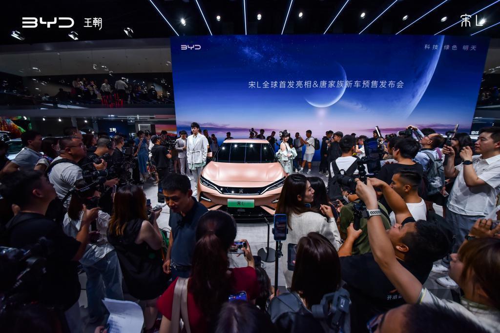黑科技与价格战并行，比亚迪下一波攻势合资车还能抗住吗？
