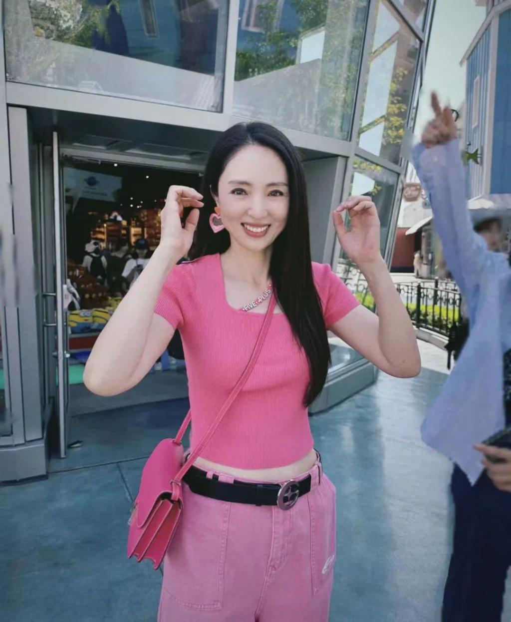 高云翔和董璇母女出游！光头发福大变样，全程当苦力推车