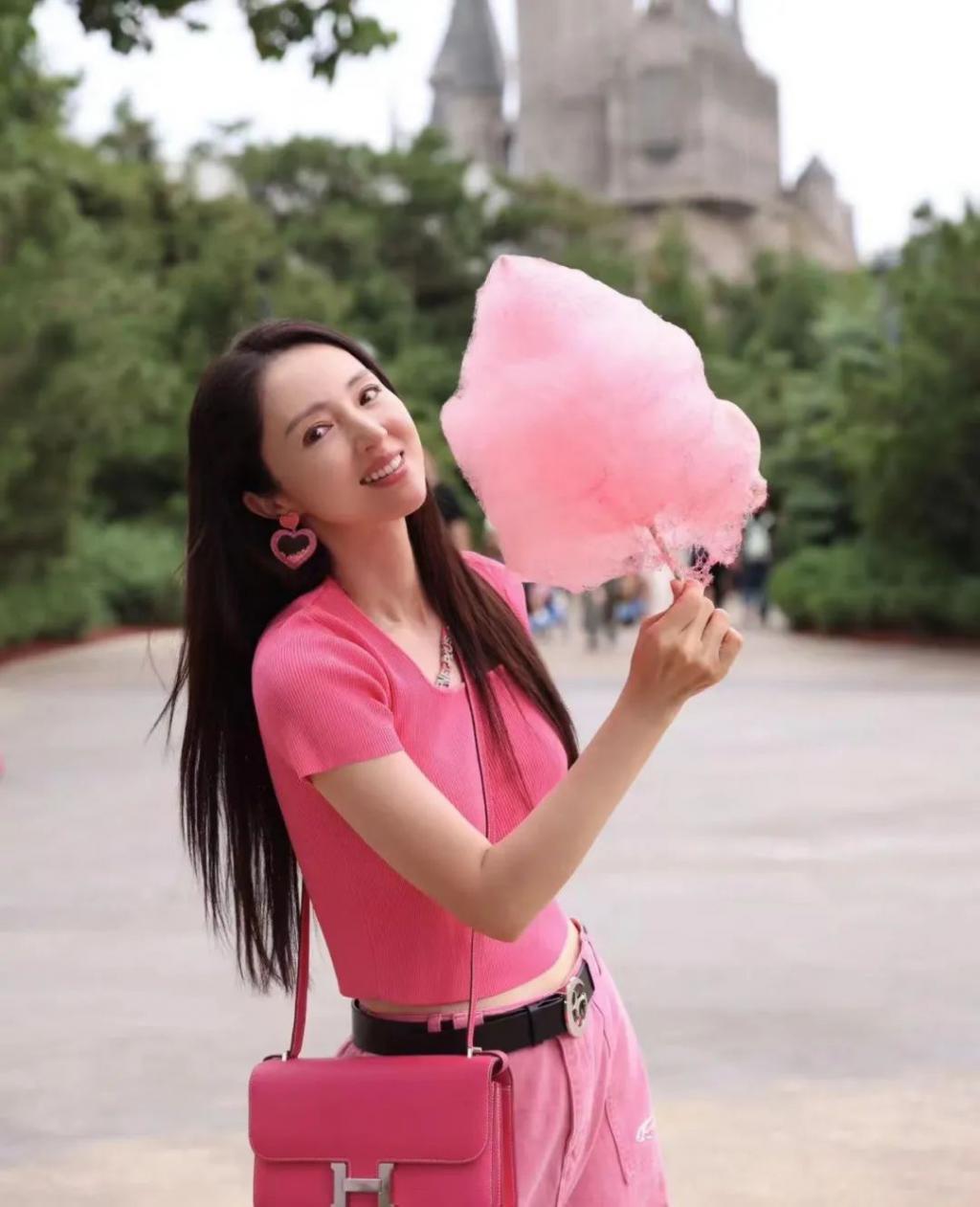 高云翔和董璇母女出游！光头发福大变样，全程当苦力推车