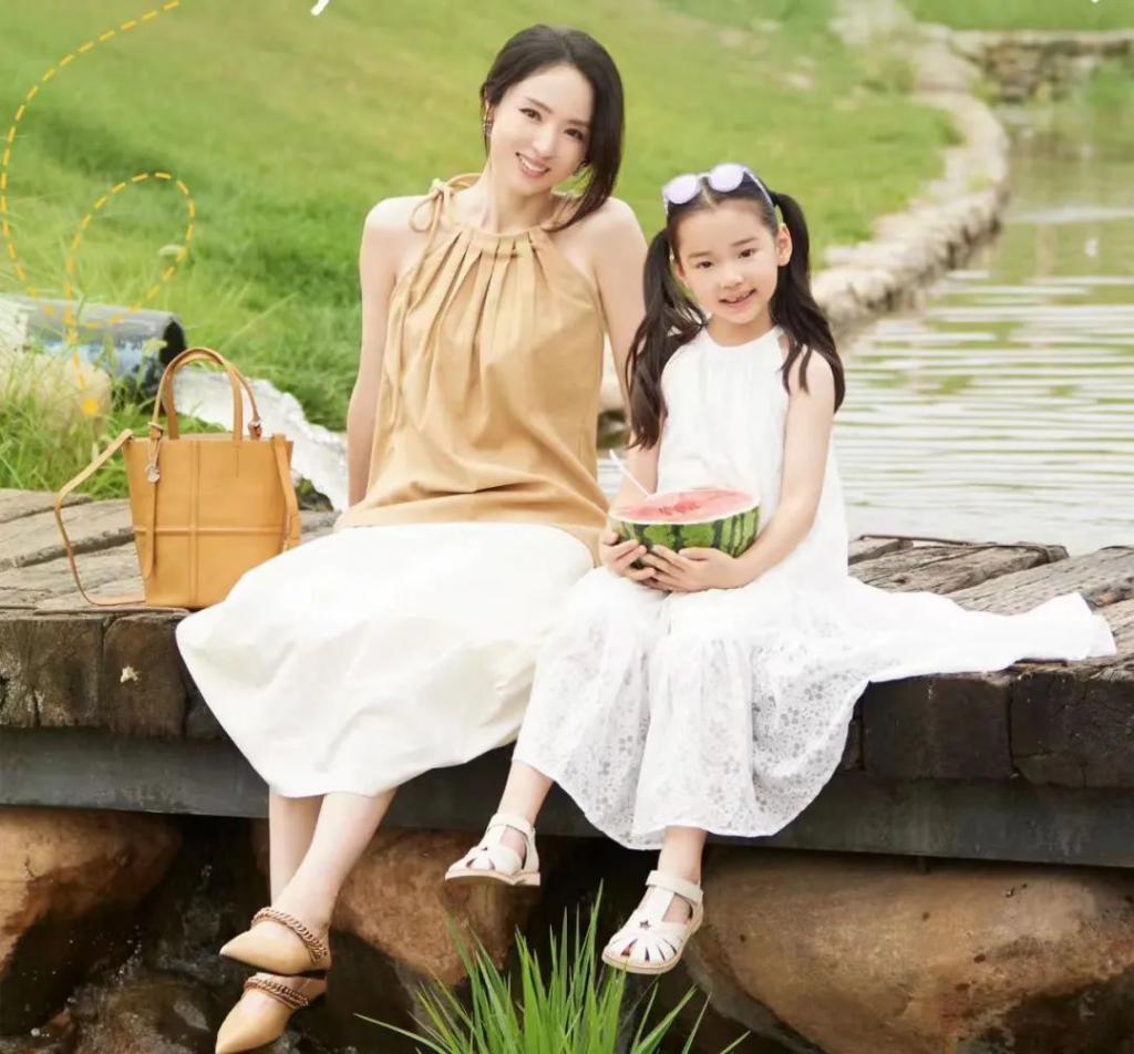 高云翔和董璇母女出游！光头发福大变样，全程当苦力推车