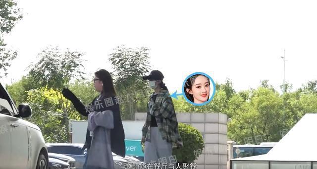 赵丽颖与陈可辛聚餐 边吃边聊相谈甚欢