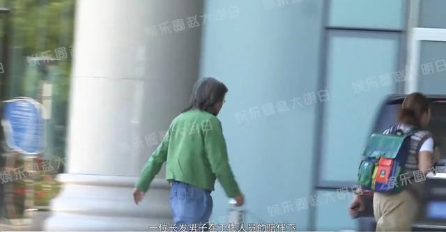 赵丽颖与陈可辛聚餐 边吃边聊相谈甚欢
