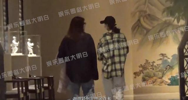 赵丽颖与陈可辛聚餐 边吃边聊相谈甚欢
