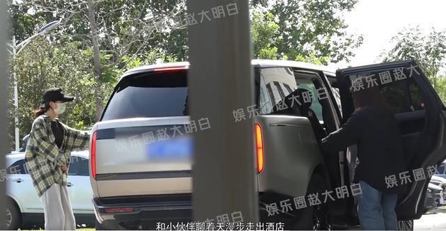赵丽颖与陈可辛聚餐 边吃边聊相谈甚欢