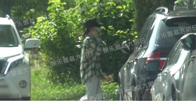 赵丽颖与陈可辛聚餐 边吃边聊相谈甚欢