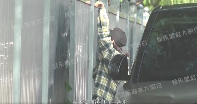 赵丽颖与陈可辛聚餐 边吃边聊相谈甚欢