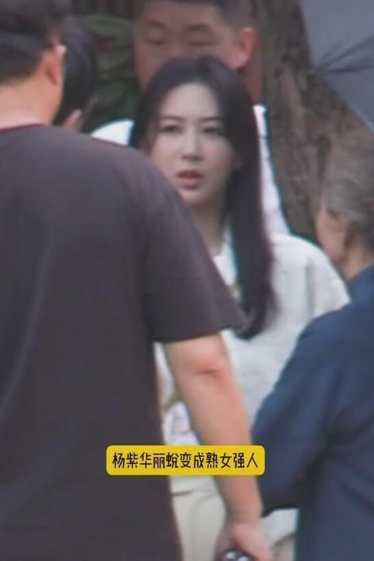 杨紫《承欢记》路透，举止穿搭女强人范，眼睑大片发绿引争议