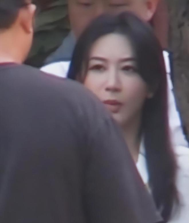 杨紫《承欢记》路透，举止穿搭女强人范，眼睑大片发绿引争议