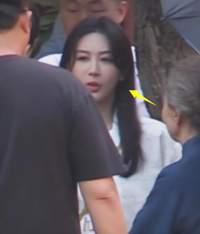 杨紫《承欢记》路透，举止穿搭女强人范，眼睑大片发绿引争议