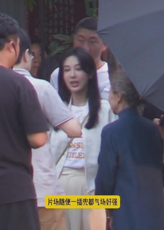 杨紫《承欢记》路透，举止穿搭女强人范，眼睑大片发绿引争议