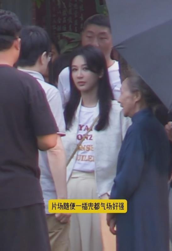 杨紫《承欢记》路透，举止穿搭女强人范，眼睑大片发绿引争议