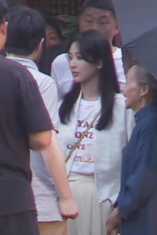 杨紫《承欢记》路透，举止穿搭女强人范，眼睑大片发绿引争议