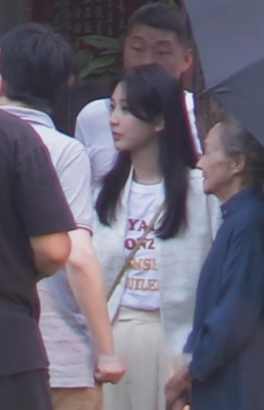 杨紫《承欢记》路透，举止穿搭女强人范，眼睑大片发绿引争议