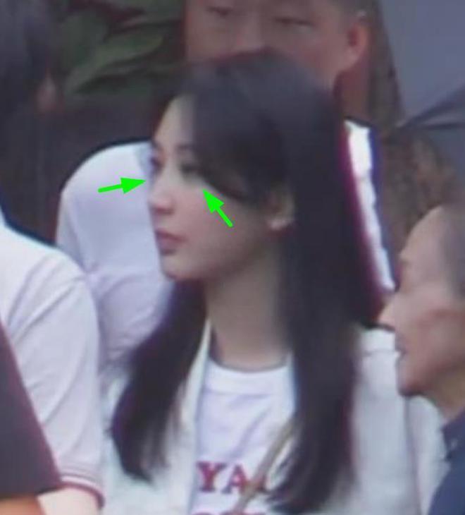 杨紫《承欢记》路透，举止穿搭女强人范，眼睑大片发绿引争议