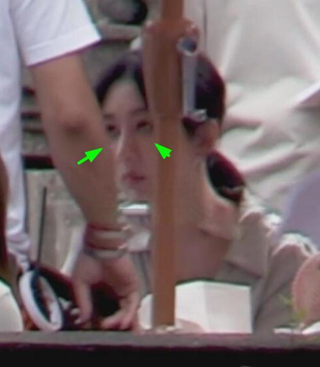 杨紫《承欢记》路透，举止穿搭女强人范，眼睑大片发绿引争议