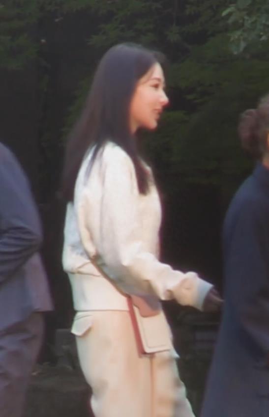 杨紫《承欢记》路透，举止穿搭女强人范，眼睑大片发绿引争议