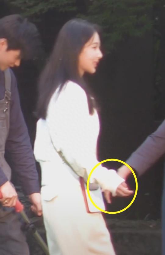 杨紫《承欢记》路透，举止穿搭女强人范，眼睑大片发绿引争议