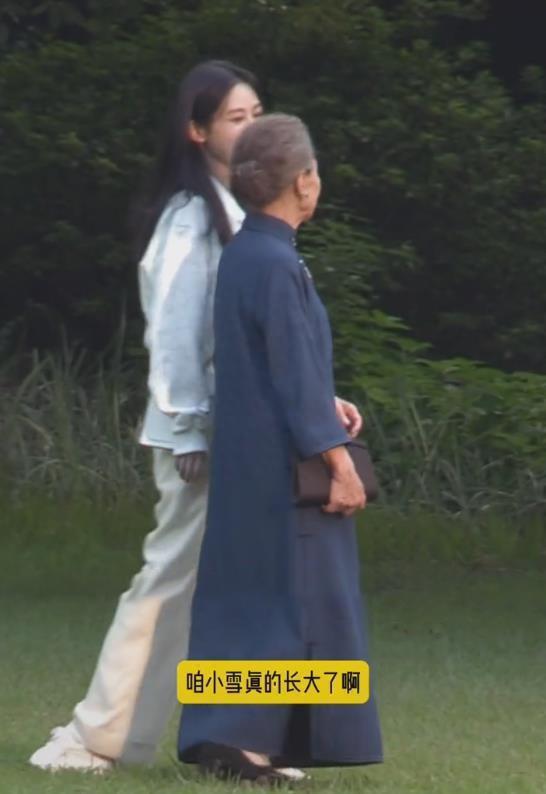 杨紫《承欢记》路透，举止穿搭女强人范，眼睑大片发绿引争议
