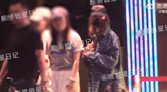 刘亦菲与好友KTV聚会 穿着低调小酒微醺心情好