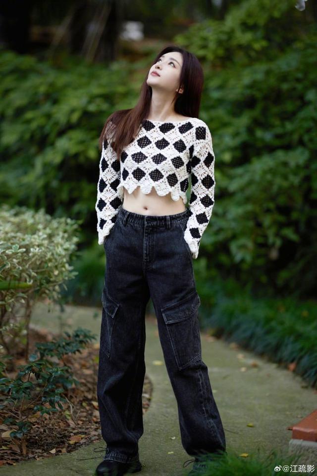 江疏影镂空针织衫清爽迎接九月，黑白相间衬温婉气质