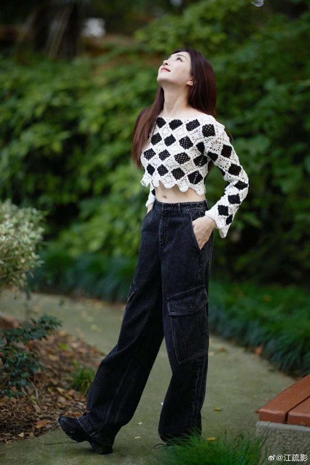 江疏影镂空针织衫清爽迎接九月，黑白相间衬温婉气质