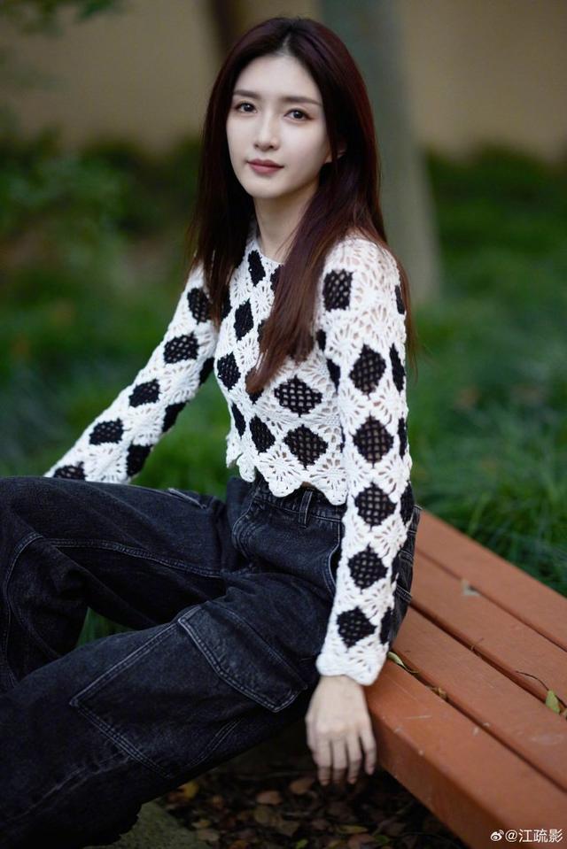 江疏影镂空针织衫清爽迎接九月，黑白相间衬温婉气质