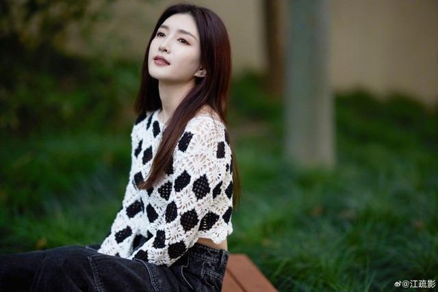 江疏影镂空针织衫清爽迎接九月，黑白相间衬温婉气质