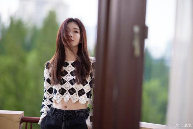 江疏影镂空针织衫清爽迎接九月，黑白相间衬温婉气质