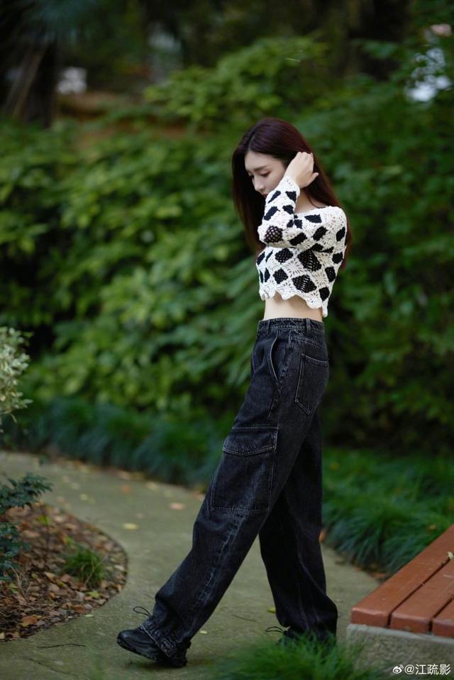 江疏影镂空针织衫清爽迎接九月，黑白相间衬温婉气质