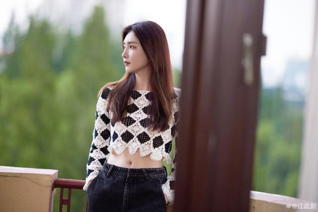 江疏影镂空针织衫清爽迎接九月，黑白相间衬温婉气质