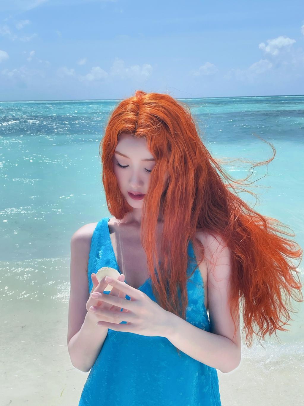 美！毛晓彤染红发穿蓝色亮片裙似美人鱼